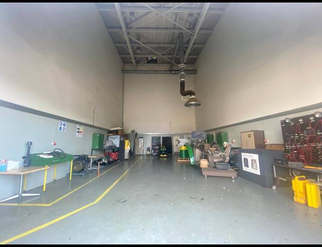 4,633M² WAREHOUSE FOR SALE IN HUGHES